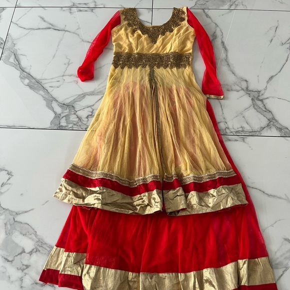 Red and gold Indian Pakistani Punjabi Lehenga - Picture 2 of 6